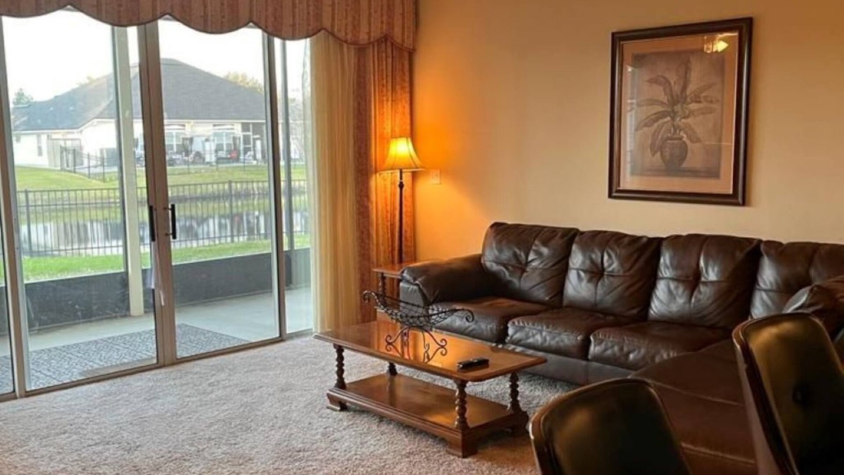 OakLeaf Plantation House | Quiet Cul-de-sac 4 bedroom/2 bath home close to everything