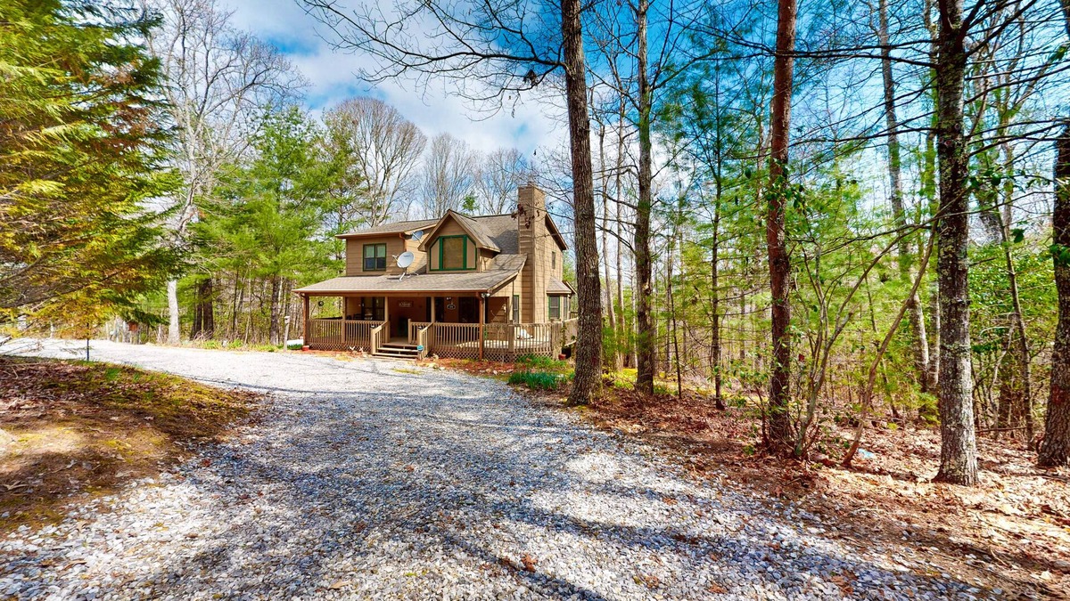 Blairsville Cabin | Quiet, dog-friendly cabin with fireplace, game room, mountain view & EV charger