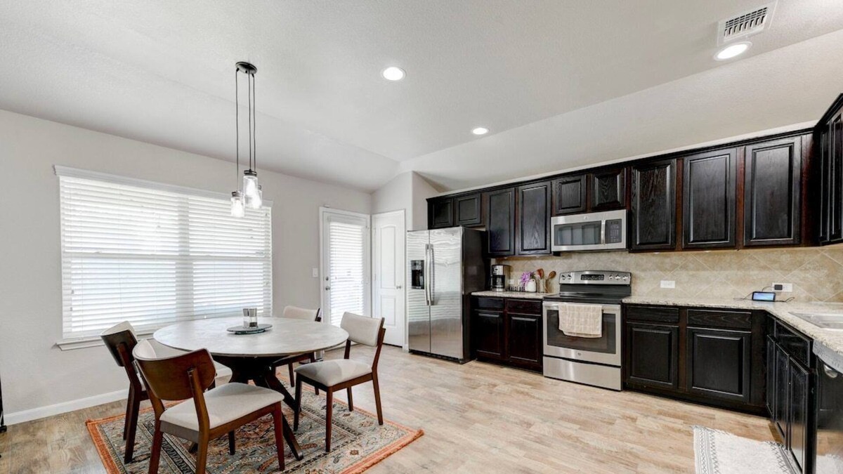 Manor House | Quiet E Austin Home-Low Fees, Dog Friendly