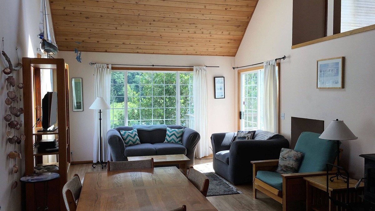 Yachats House | Quiet, easy walk to town or beach. Family and pet friendly