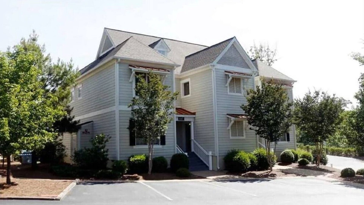 Lackey Resort | Quiet end home. Walk to Water Country, minutes to Busch Gardens, Pools & golf.