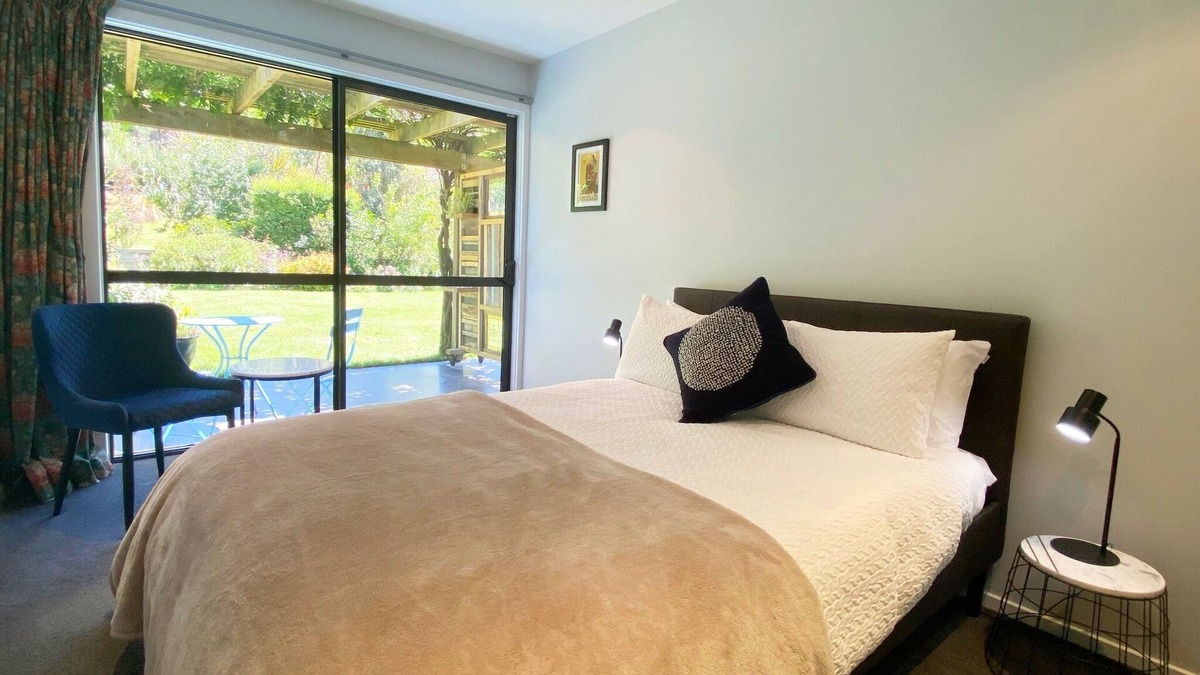 Lake Hayes House | Quiet Escape with Garden View