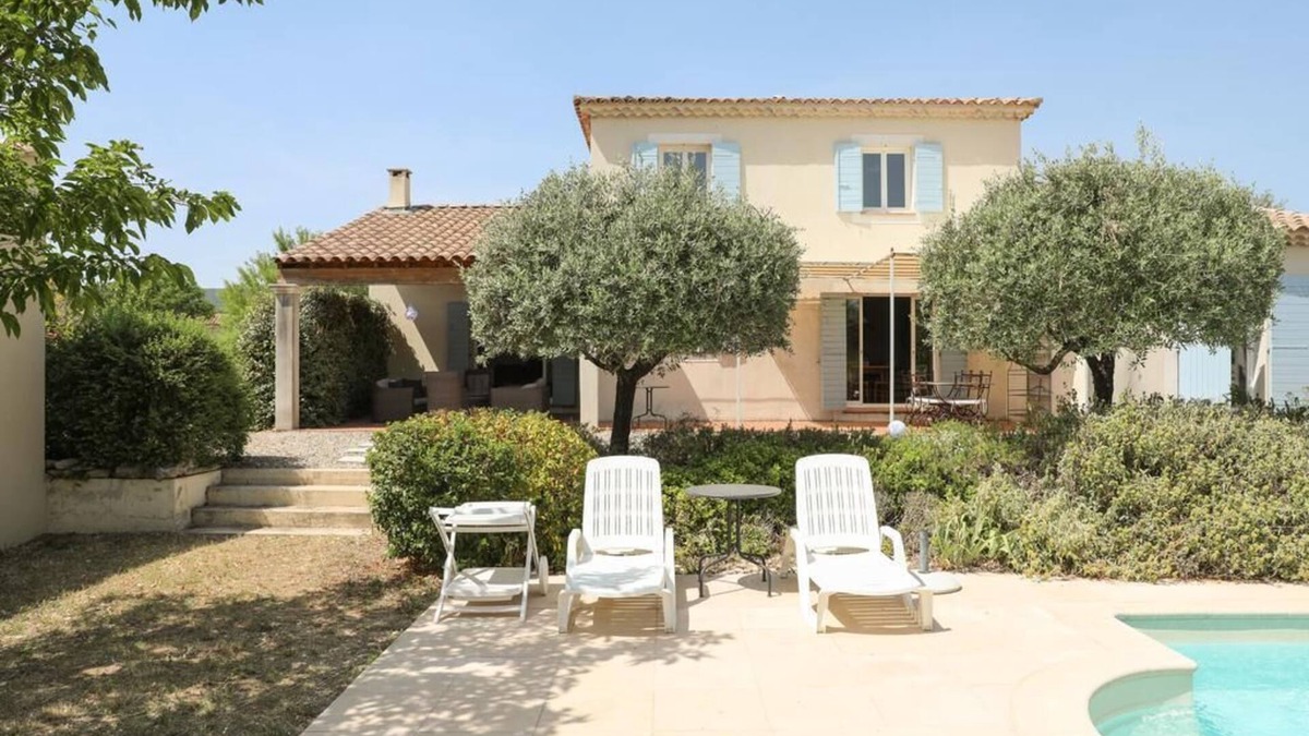 Cabrieres-d'Avignon Villa | Quiet family friendly vacation home for 6 to 10 pers.
