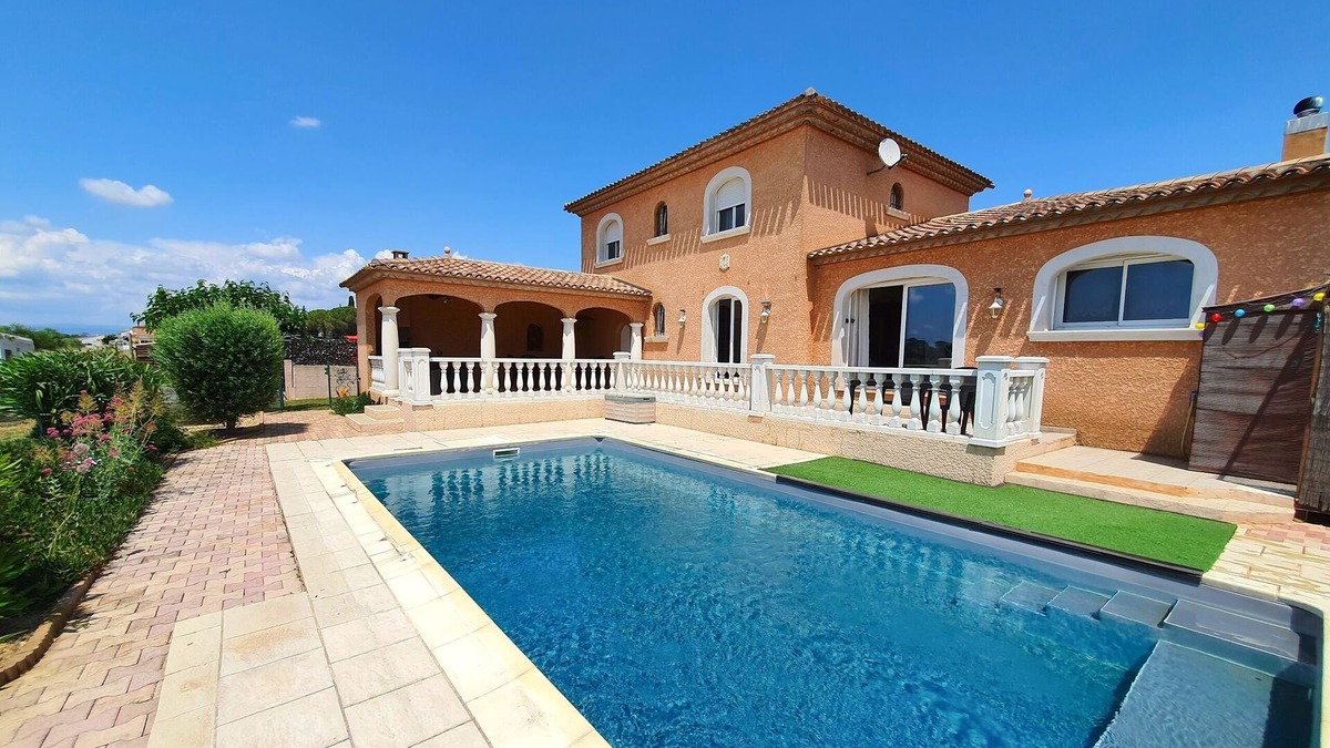 Servian Villa | Quiet family home, swimming pool, 20 min from beaches. Superb view over vineyards.