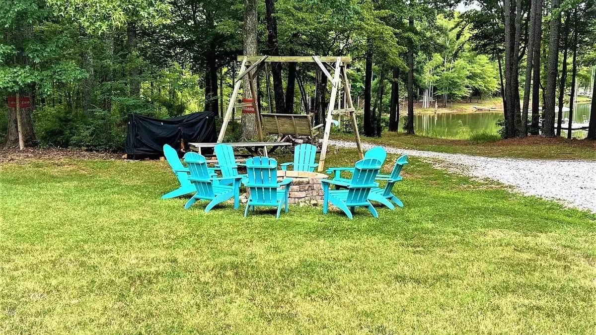 Henderson House | Quiet Family Lakefront Getaway on Kerr Lake