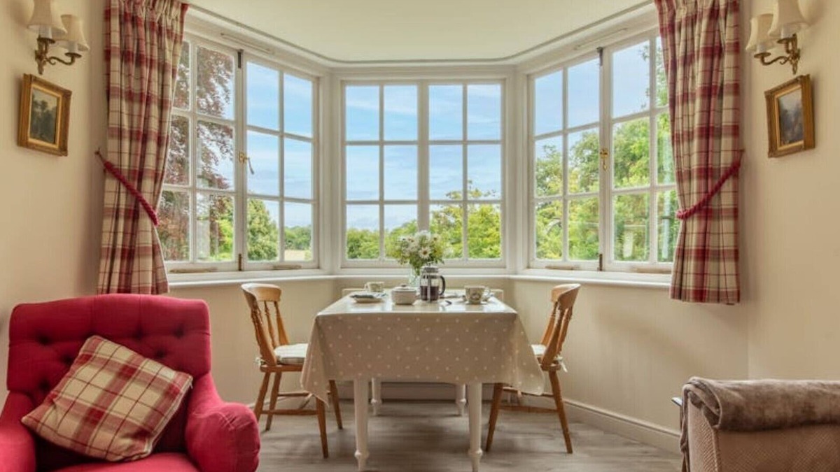 Rotherfield Greys Apartment | Quiet flat in pretty woods. Ideal for walkers & cycling. Near Henley-on-Thames.