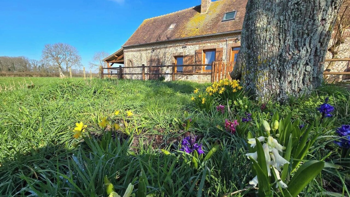 Saint-Michel-Tubœuf House | Quiet former hunting lodge