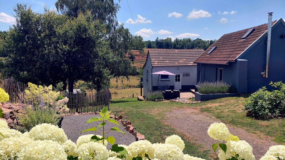 Saint-Aubin-en-Charollais Ski Chalet | Quiet house with sauna in the garden. Pets allowed