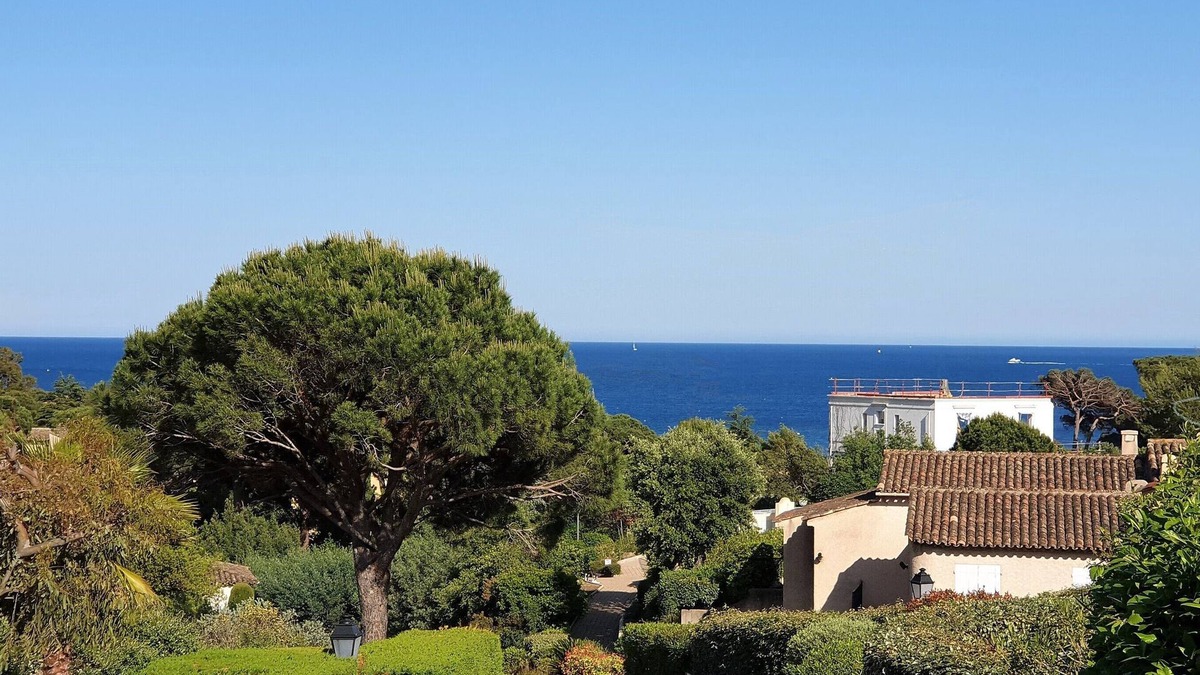 Sainte-Maxime Apartment | Quiet garden-level apartment with sea view
