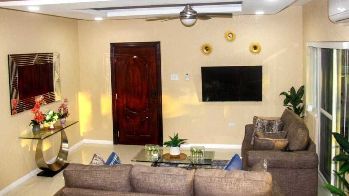 Havendale Apartment | Quiet, gated, and centrally located modern apartment with scenic mountain views.