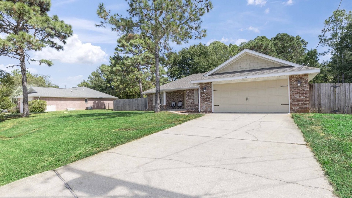 Florida Panhandle House | Quiet Getaway-4 Bed/Pet Friendly/Close to Beaches