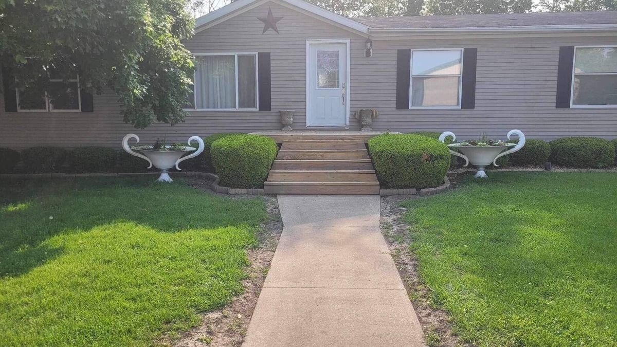 Galesburg House | Quiet Getaway 5 minutes from Galesburg with pool and hot tub
