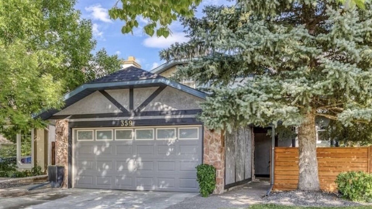 Southwest Calgary House | Quiet getaway in elegant 5 bedroom home