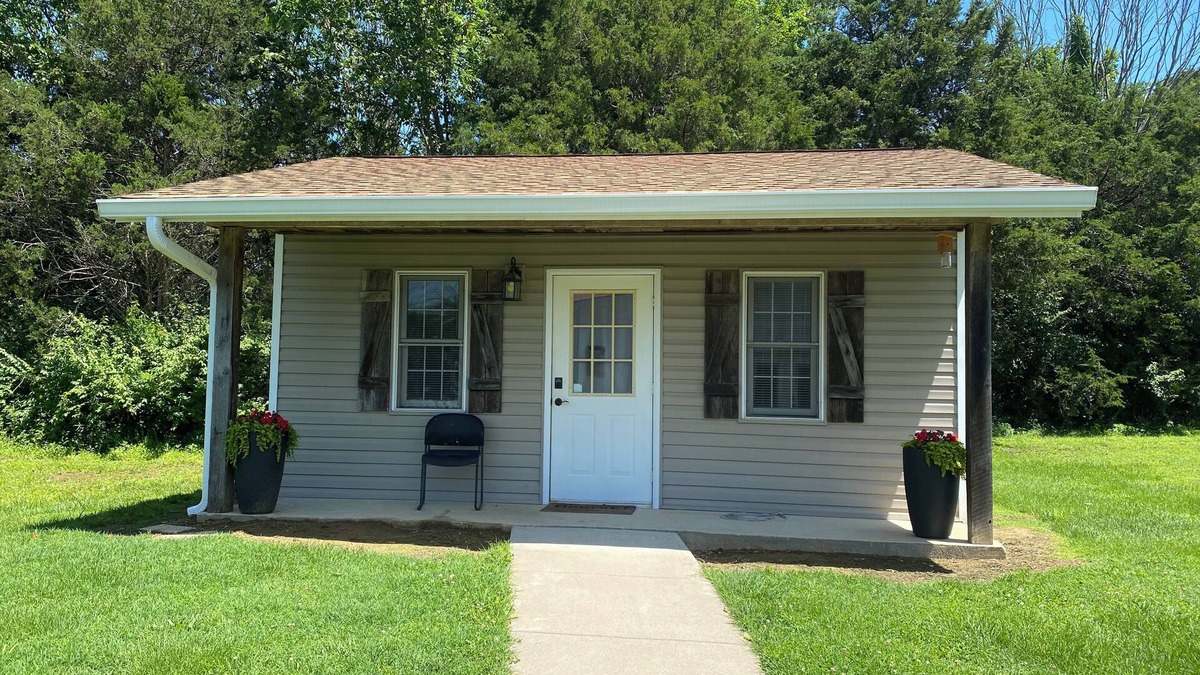 Farmington Cottage | Quiet Getaway - One room cabin near golf courses, state parks, and wineries.