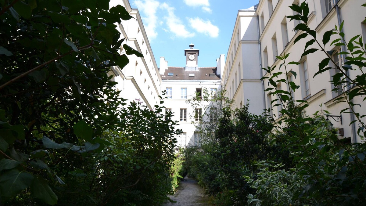 Quartier Saint-Ambroise Apartment | Quiet & Greenery in Paris .