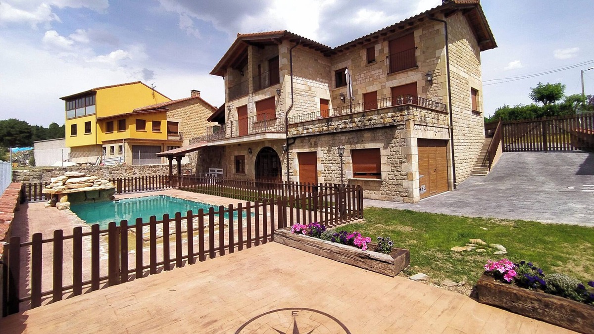 Quintanar de la Sierra Cottage | Quiet house on the outskirts of the city surrounded by pine forests and hills.