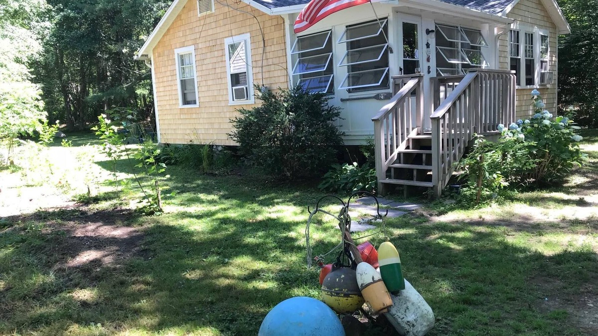 Mattapoisett Center Cottage | Quiet Hideaway - 900 Feet from Private Crescent Beach
