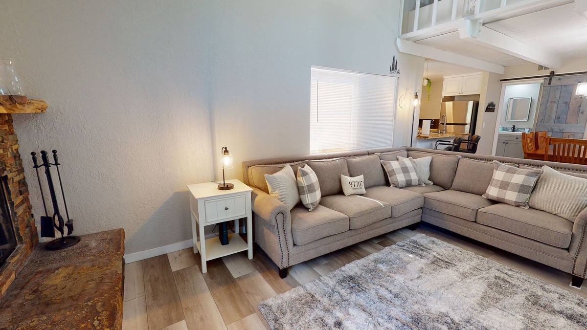 Sunriver Condo | Quiet Hideaway with A/C, BBQ & Lodge Charm