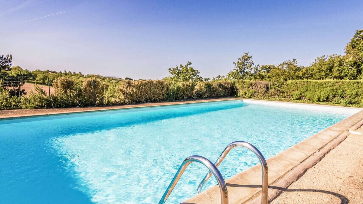 Salignac-Eyvignes House | Quiet holiday home with shared pool