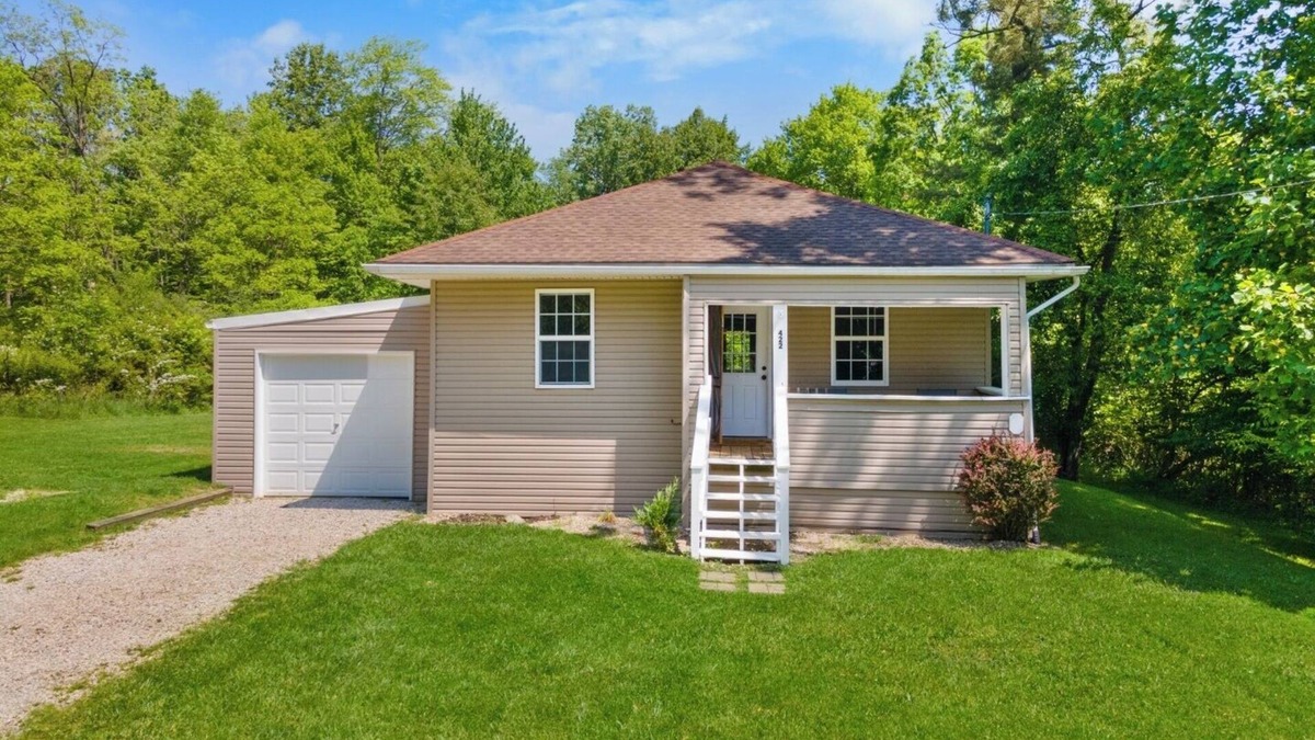 Mansfield House | Quiet home close to Reformatory and downtown. Firepit, deck, & disc golf basket