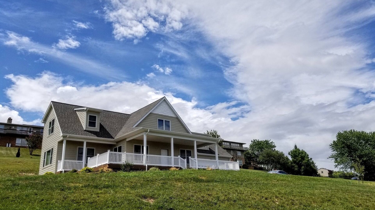 Harrisonburg House | Quiet Home in Harrisonburg with Spectacular Shenandoah Valley Views.