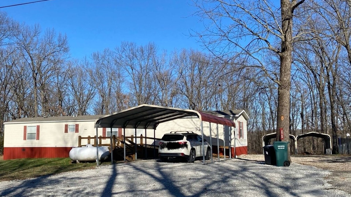 Warsaw House | Quiet home near Berry Bend boat ramp with carports