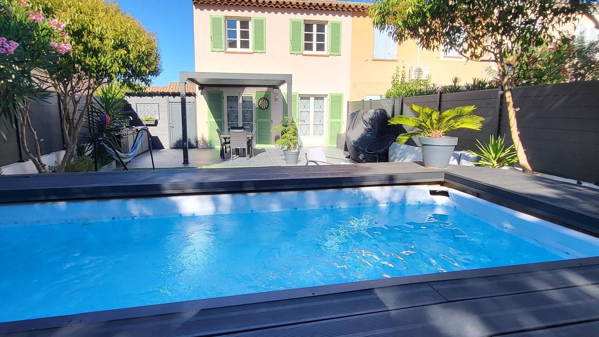 La Bouverie House | Quiet house with pool, close to beaches and shops.