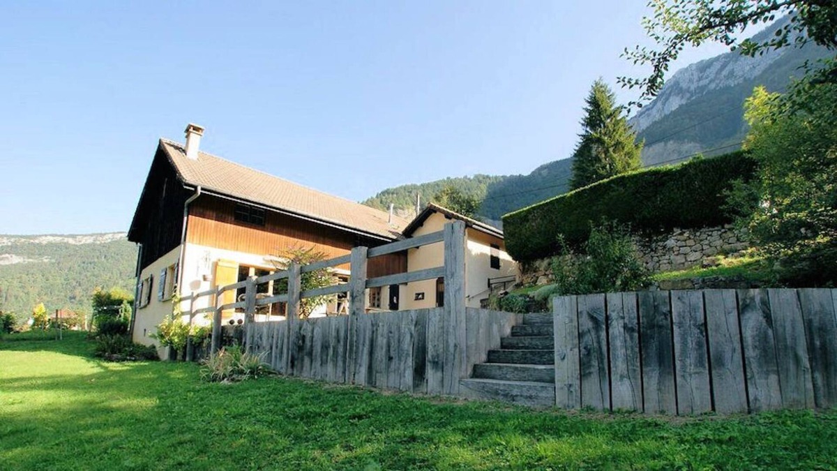 Thorens-Glieres House | Quiet house and garden, between lake and mountains