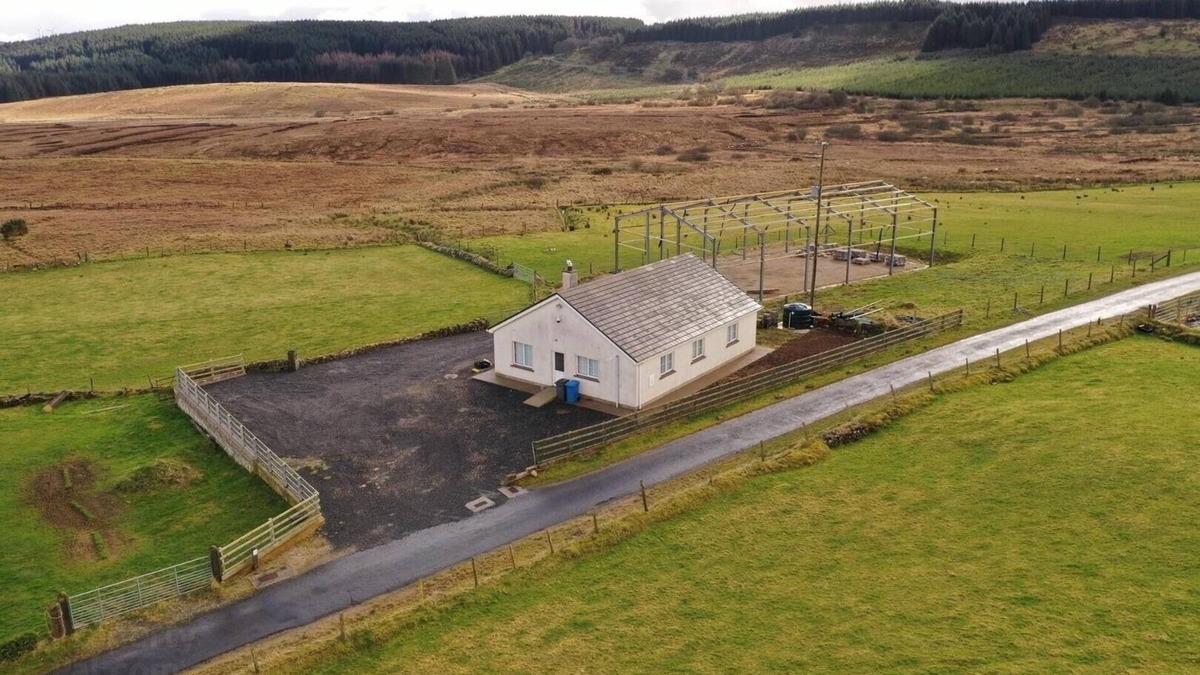 Castlederg House | Quiet house near forestry and Lough Derg