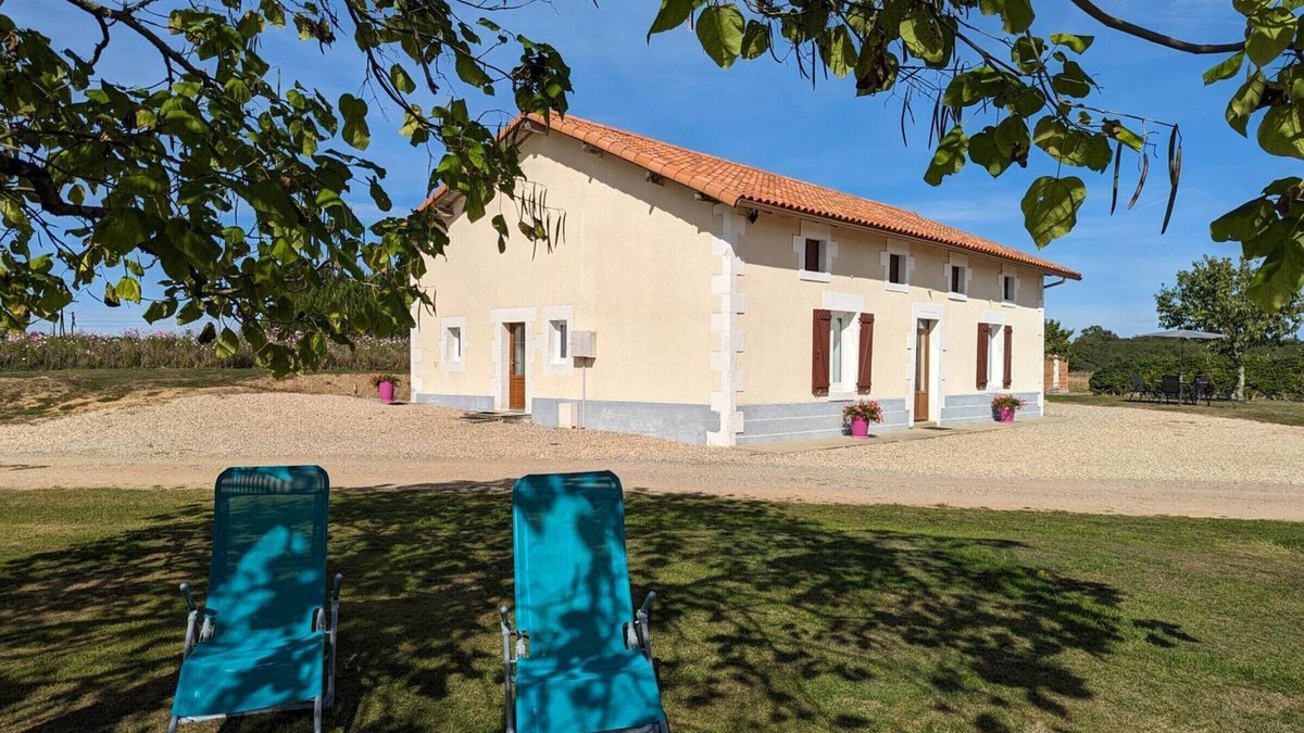 Oradour-Fanais Cottage | Quiet house with large garden and all comforts in Charente Limousine