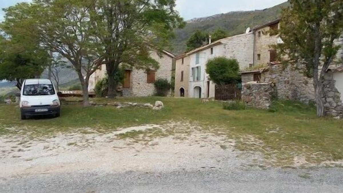 Bargeme Cottage | quiet in small hamlet; surrounded by meadows at 37 ch de l'estang, Bargeme
