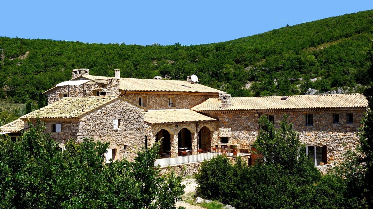 Simiane-la-Rotonde House | Quiet La Buisse estate with tennis court, heated swimming pool, ideal for families