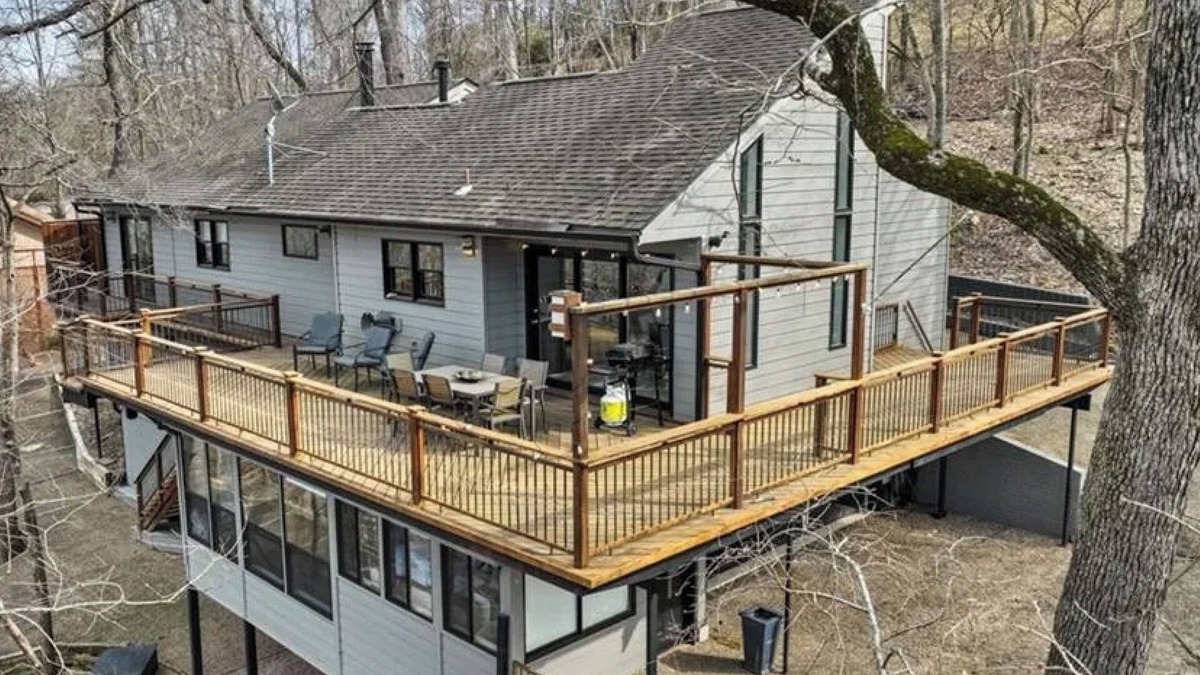 Rogers House | Quiet Lake Front House that is close to Downtown Rogers AR