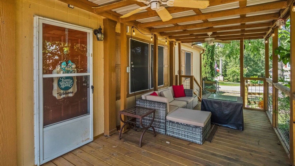 Pointblank House | Quiet Lake View Retreat