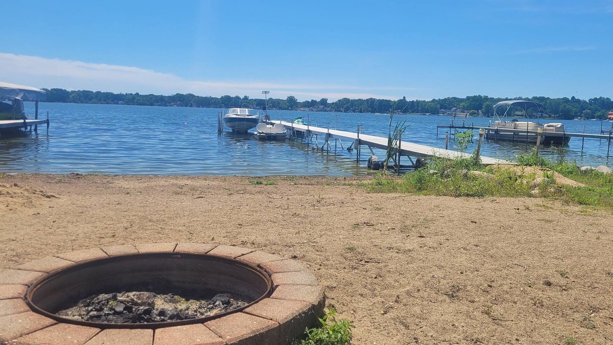 Brighton House | Quiet lakefront home on Ore Lake, 25 minutes to the Big House, Michigan Stadium