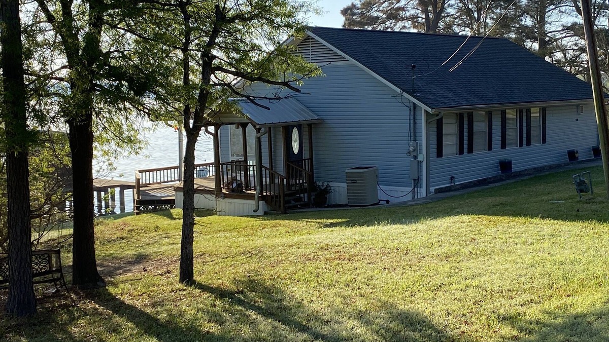Onalaska House | Quiet Lakefront! Kayak, sup, Lilypad, game room! Pet friendly!