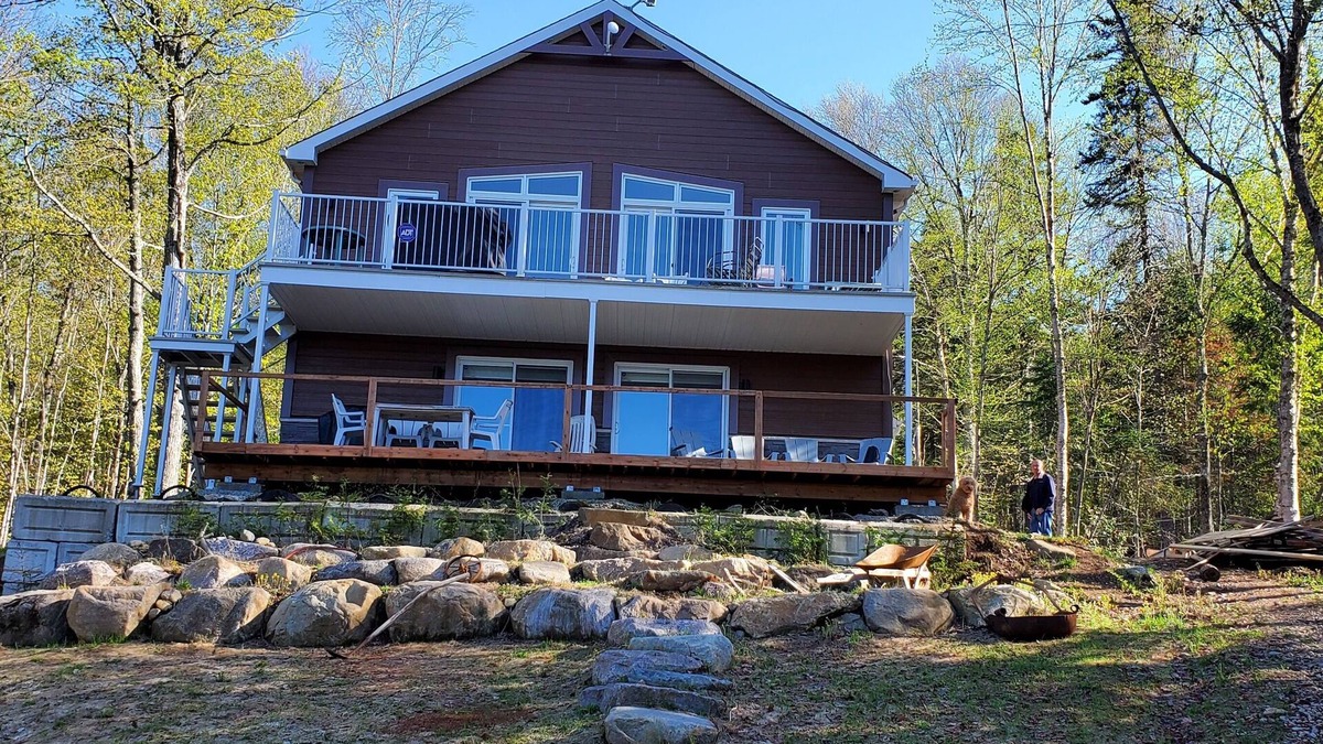 Lantier Cottage | Quiet Lakefront property with Private Bathroom - Hotel type room - no Kitchen