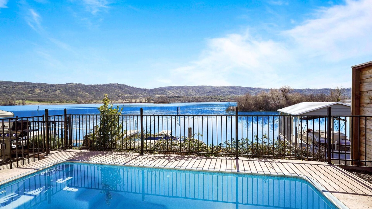 Clear Lake House | Quiet Lakefront Escape-Pool/GameRoom/ArcadeGames/Pedal Boats/Kayak/FirePit/Dock
