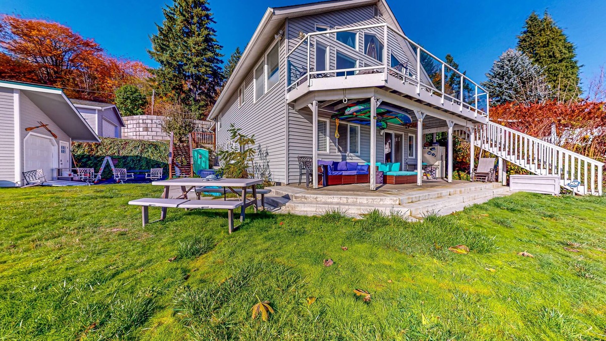 East Olympia House | Quiet lakeside retreat with dock & hot tub access, kayaks, & AC - dog-friendly