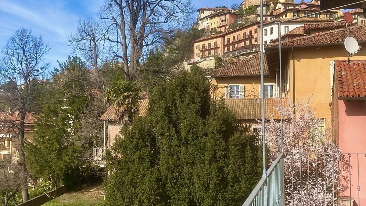 Monforte d'Alba House | Quiet little house with a view in the center of the village