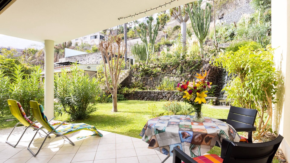 Santa Ursula Apartment | quiet location, 2 terraces, 2 gardens, with pool, barbecue area and parking