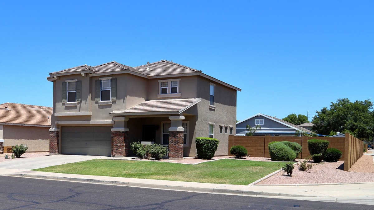 Crossings At Crossroads House | Quiet Location. Close to highway, mall, shops and restaurants