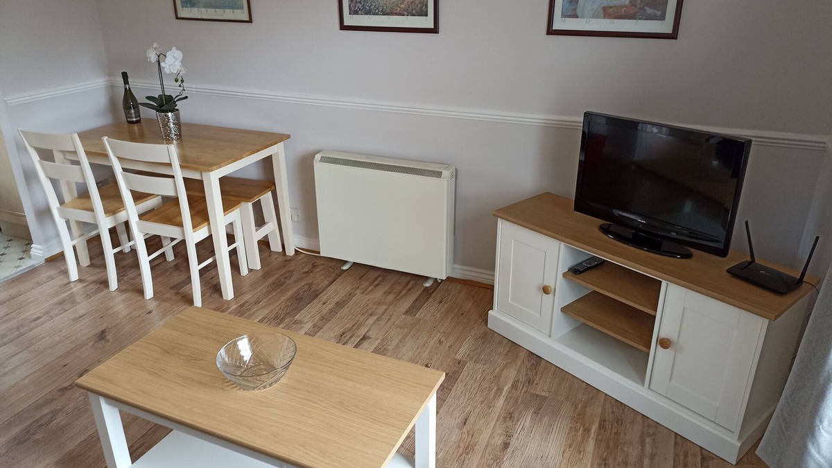 Wickford Apartment | Quiet Location, Private Parking, One Mile to Station.