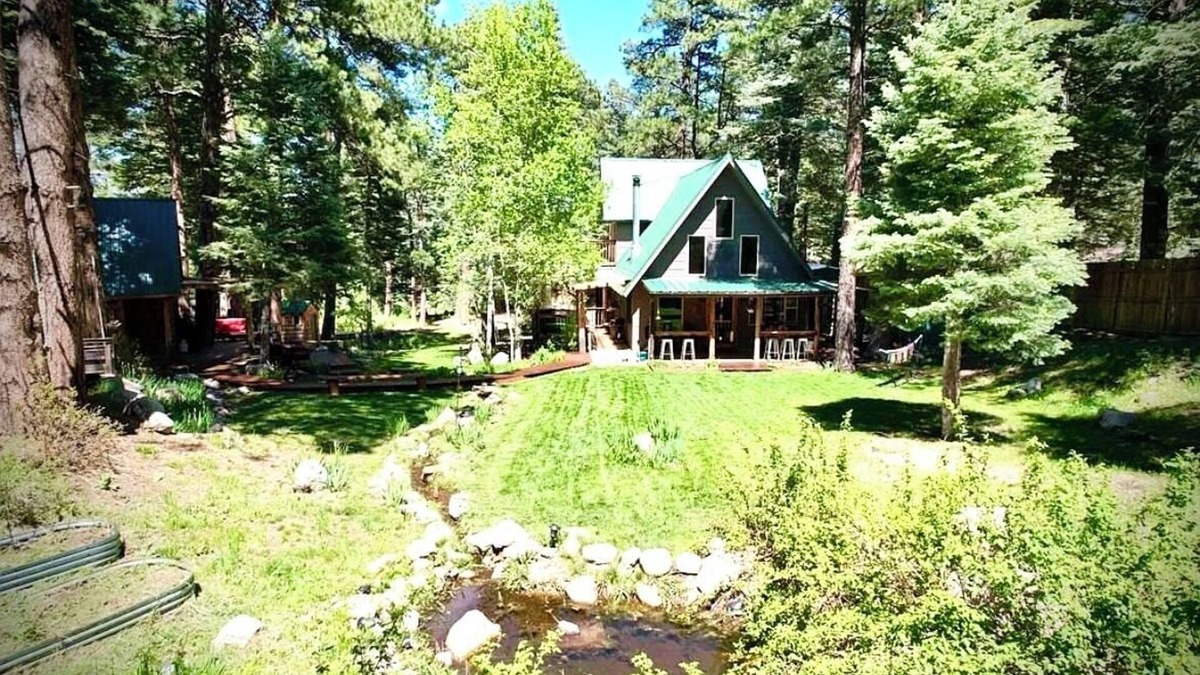 Rye Cabin | Quiet luxury 3 bedroom mountain cabin with year round beauty and spring