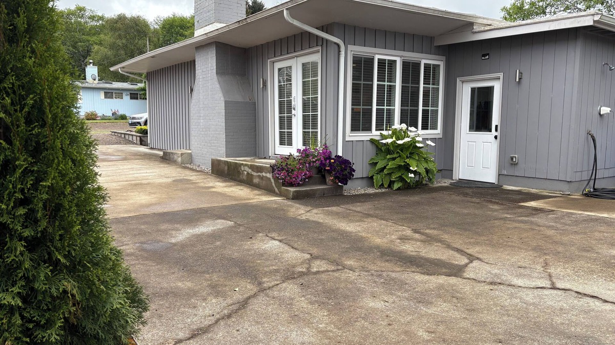 Rockaway Beach House | Quiet Mid Century Rambler in Rockaway Beach Short Walk to Beach and Restaurants