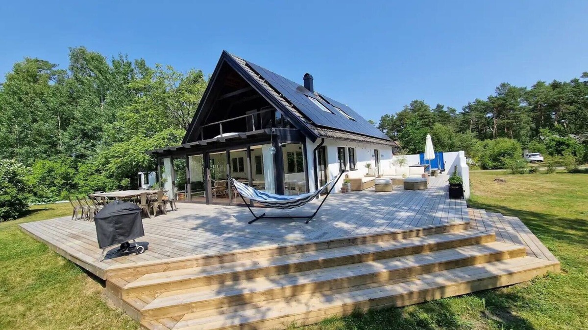 Borrby Cottage | Quiet, modern and beachfront accommodation for larger groups. Pets allowed.