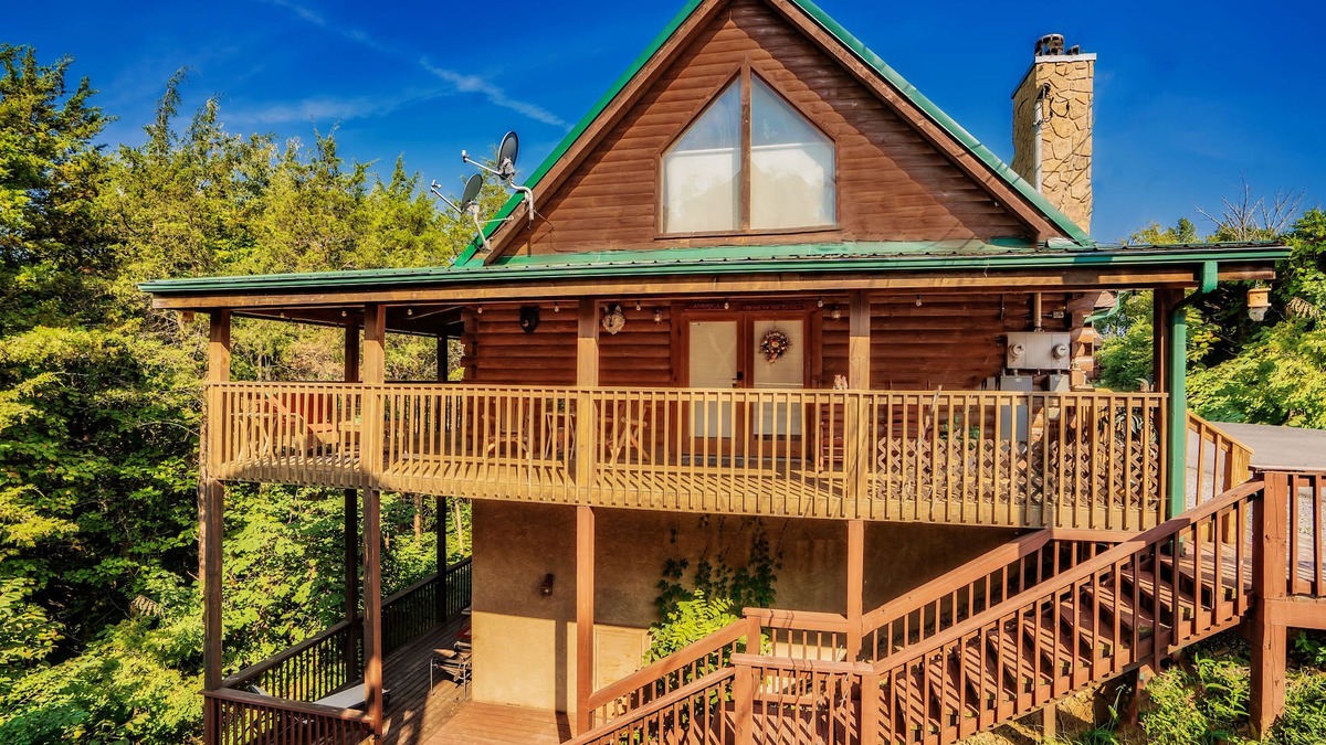 Sevierville Cabin | Quiet Modern Cabin by Pigeon Forge, Dollywood Park, Rod Run , & Gatlinburg,