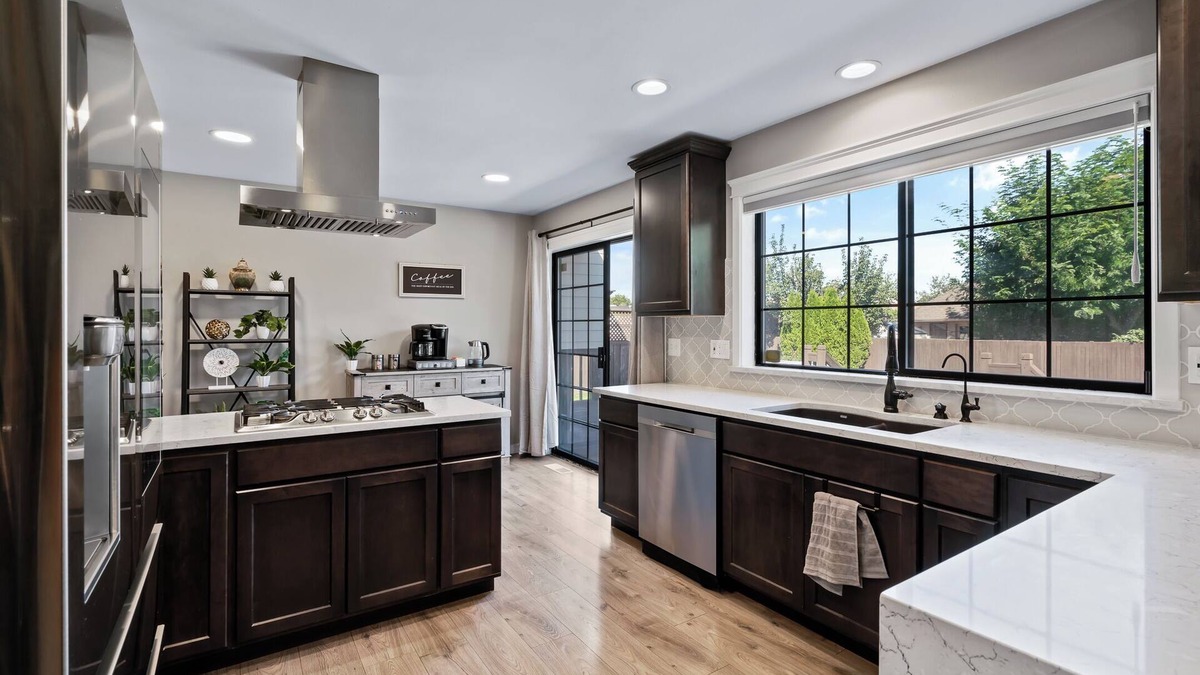 Yakima House | Quiet modern home, Sleeps 12, Hot tub, Private yard