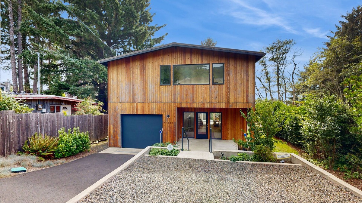 Neahkahnie Beach House | Quiet, modern home with beautiful views - within walking distance to beach