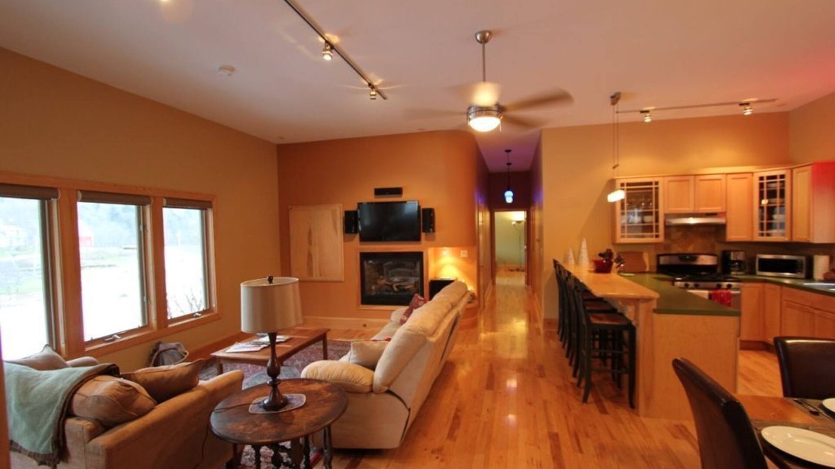 Bridgewater Corners House | Quiet Modern Luxury Home w/Memory Foam Beds, FAST WiFi and Full Kitchen
